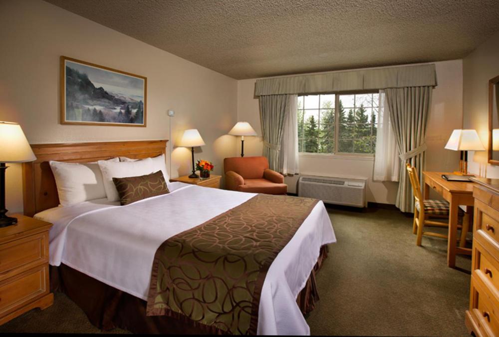 Deluxe Queen Room interior